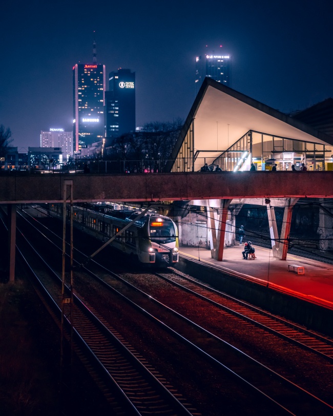 夜晚动车站夜景图片