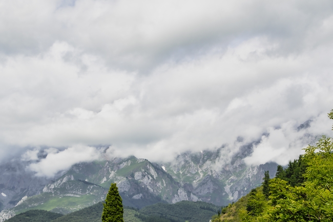 巍峨高山山脉风景图片