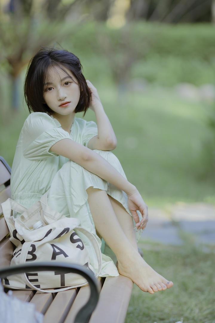 坐在长椅上的清纯女孩高清美女头像图片大全