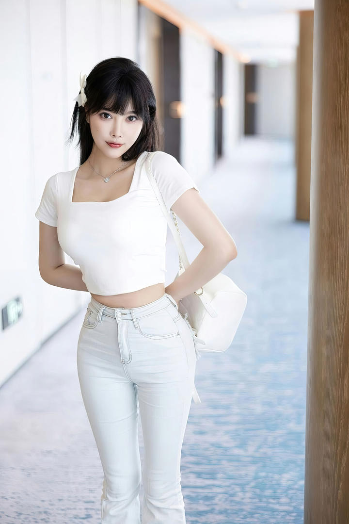 国产无码清纯女神杨晨晨紧身牛仔裤写真图片