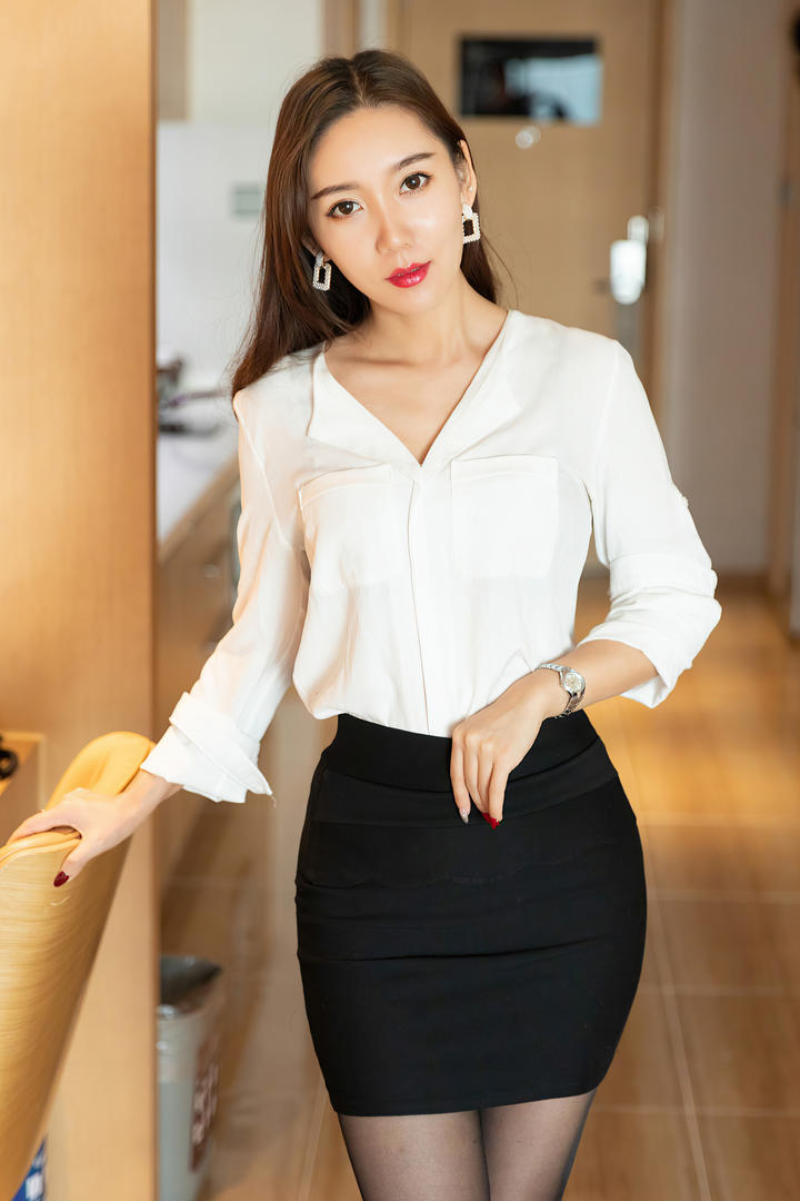 穿白色衬衫职业成性性感写真图片