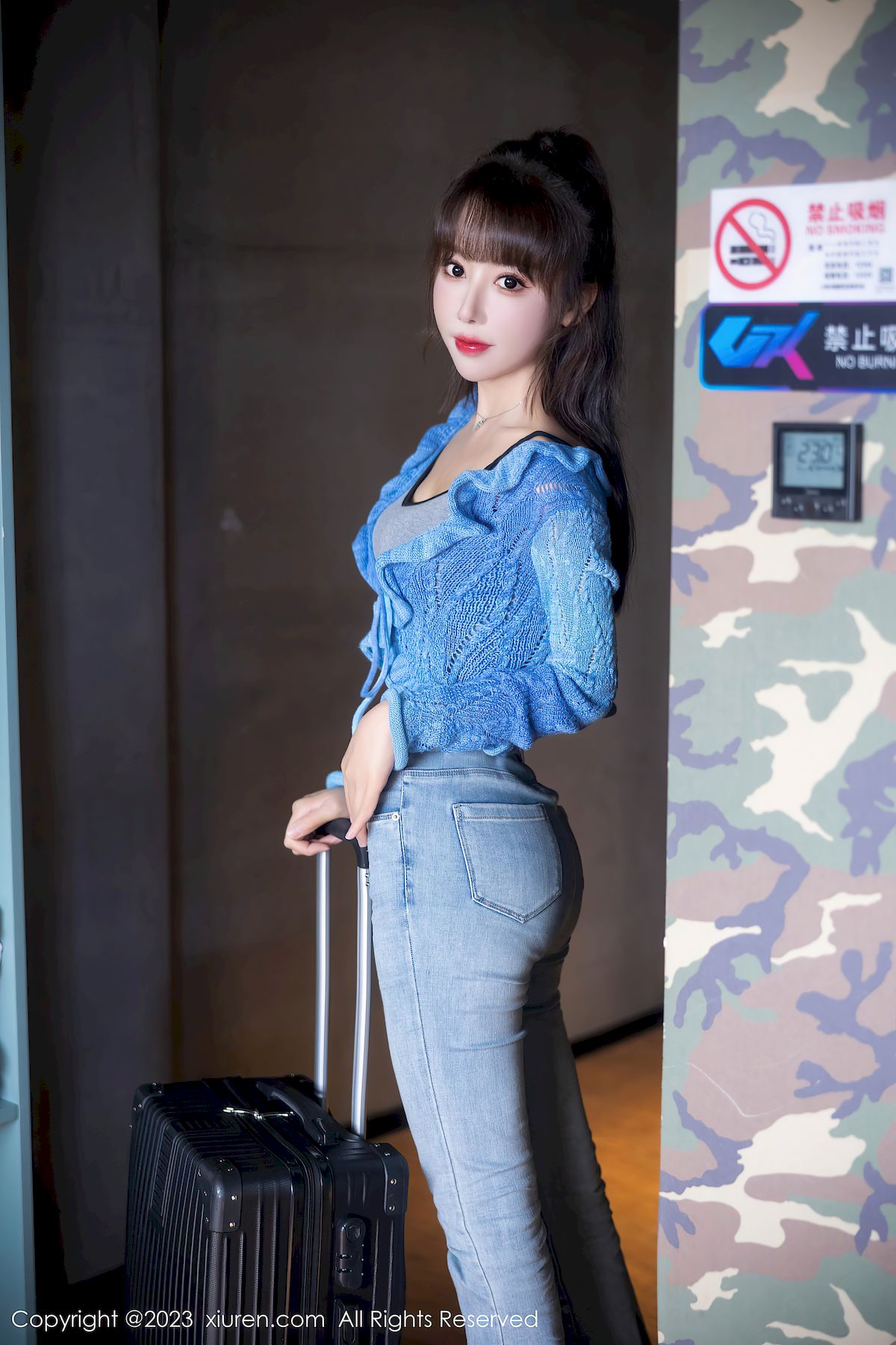 秀人网新人模特白笑笑蓝色上衣搭配简约牛仔裤性感写真