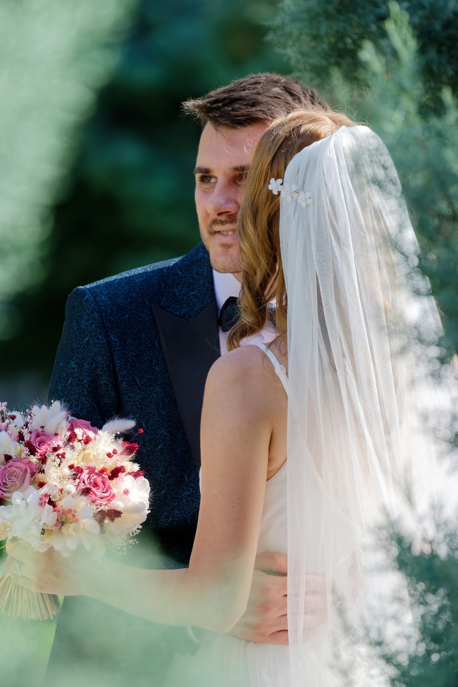 正在拍婚纱照的新婚恋人图片