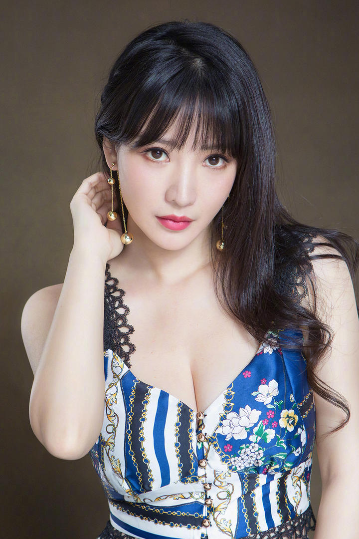 高清气质女星柳岩图片