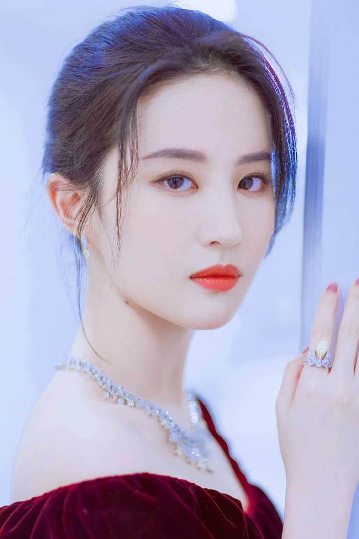 华裔美女明星刘亦菲气质写真图片
