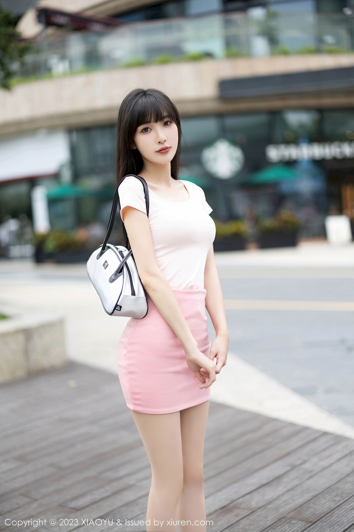 语画界美女模特林星阑浅粉色上衣搭配粉色短裙性感写真