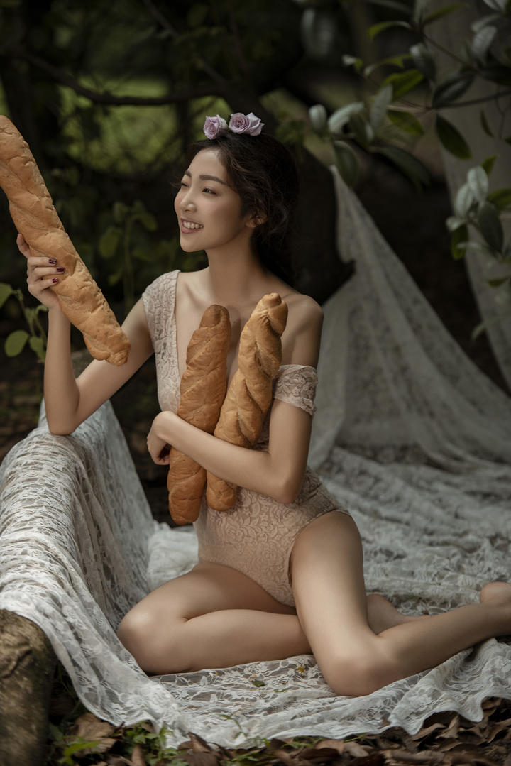 抱着面包的美女嫩模高清人体艺术图片