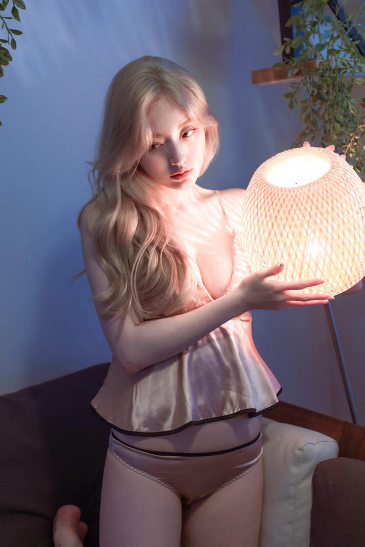 抱着台灯的金色头发美女性感睡衣写真图片