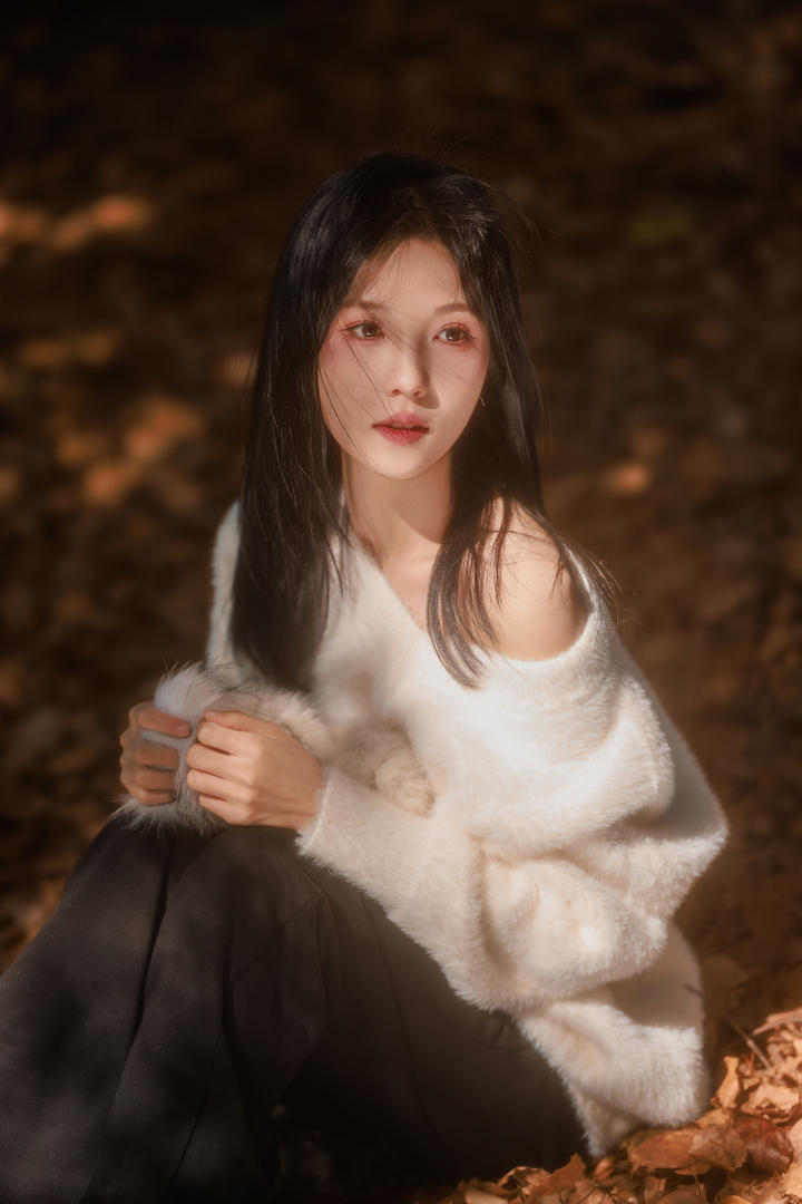 坐在树林里的温柔气质女孩唯美艺术写真图片