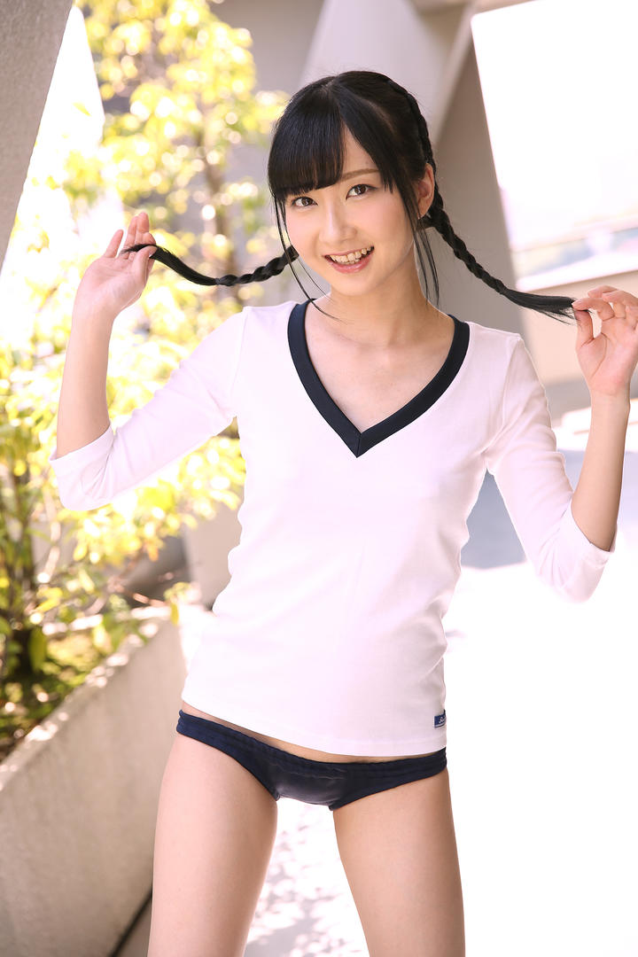 扯着小辫子的日本清纯美女图片