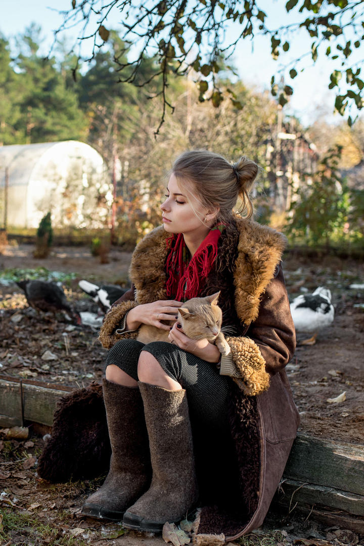 抱着猫的欧美气质美女写真