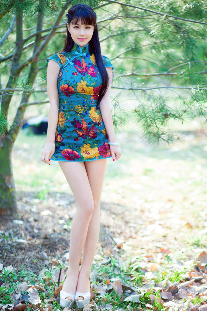 穿着旗袍的清纯美腿美女户外写真图片
