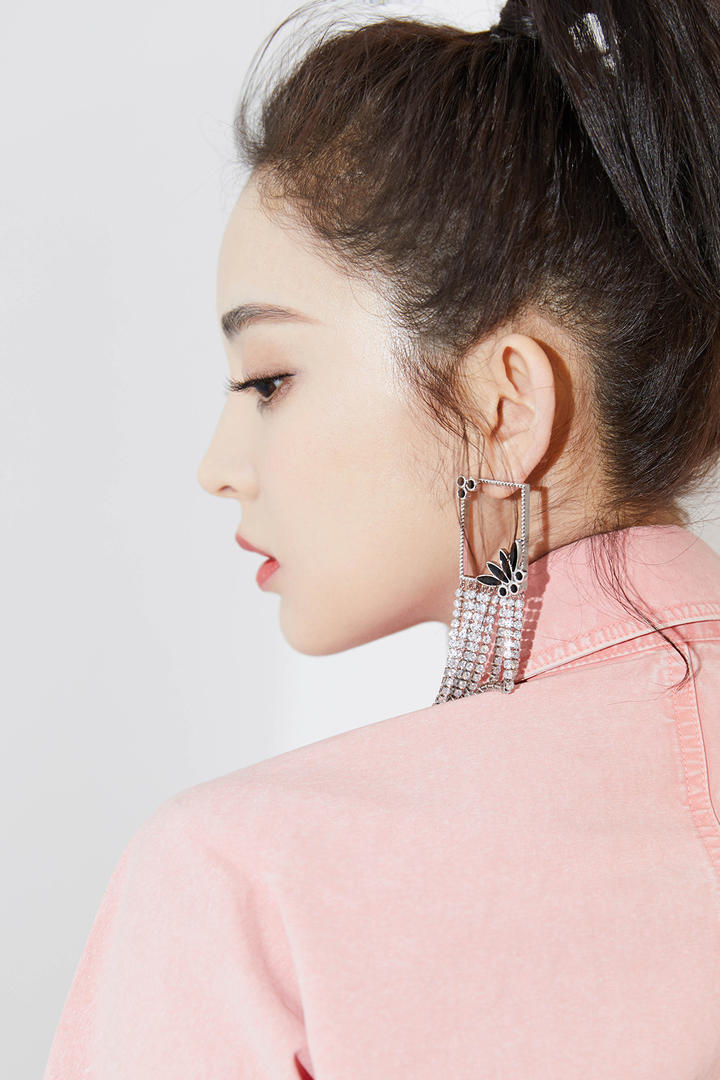 美女明星古力娜扎侧脸写真