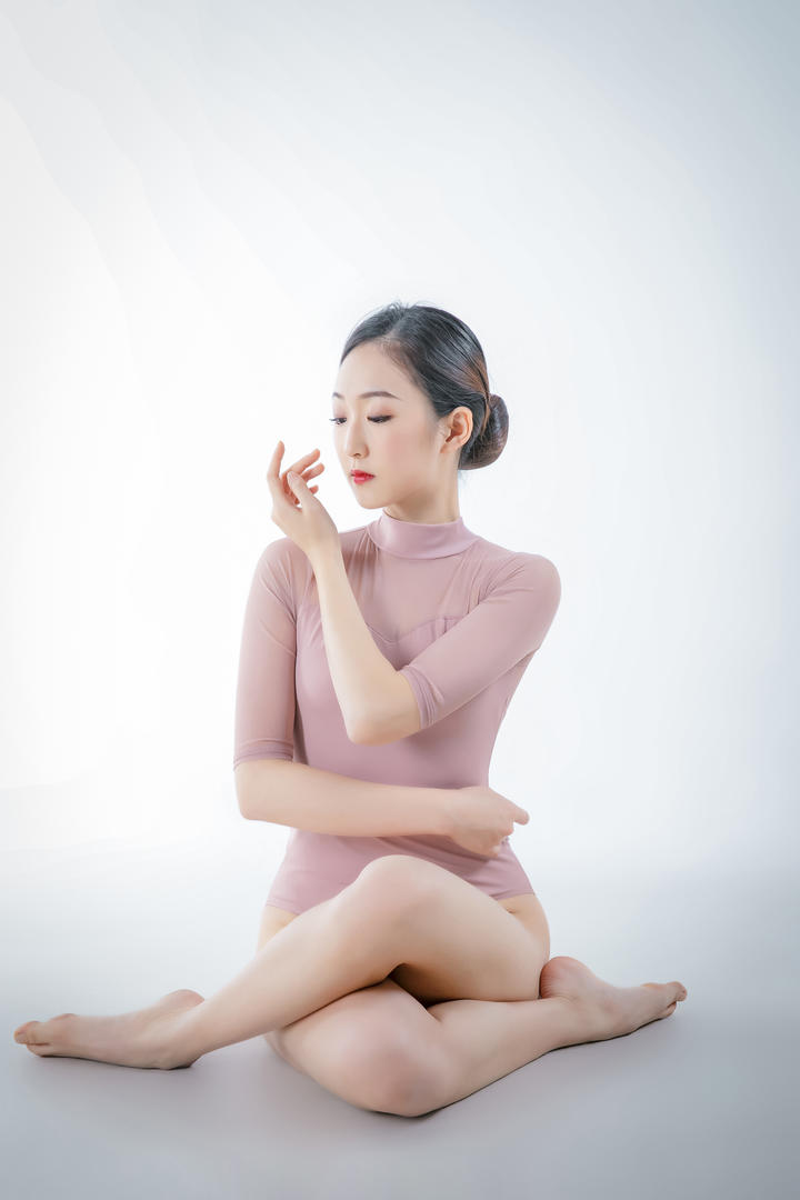 穿着紧身衣做瑜伽动作的美女老师东旸人体艺术图片