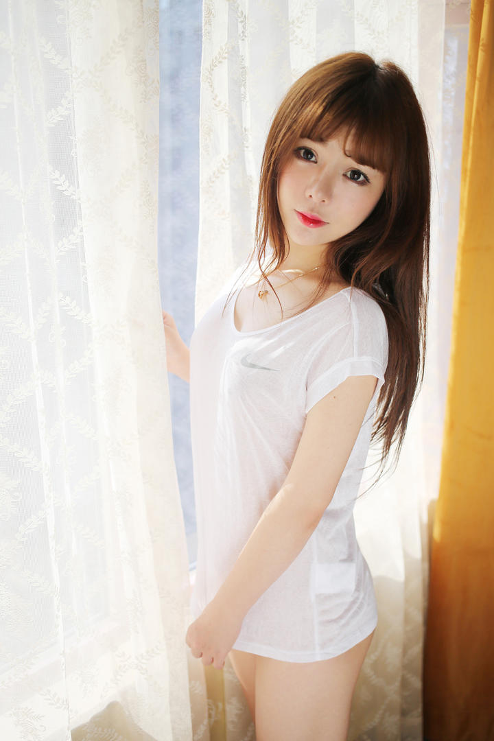 站在窗帘边的性感美腿美女写真