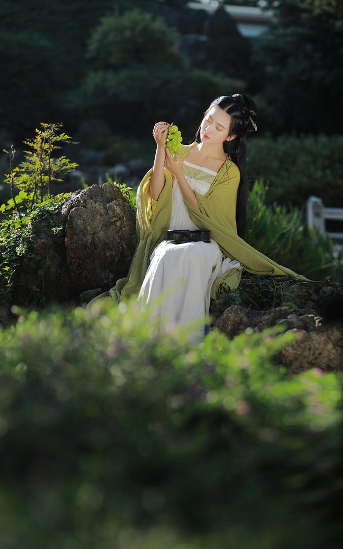花园里的古风汉服美女唯美艺术照图片