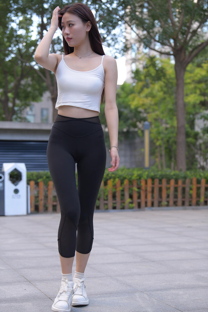 身材高挑的紧身瑜伽裤美女模特街拍图片