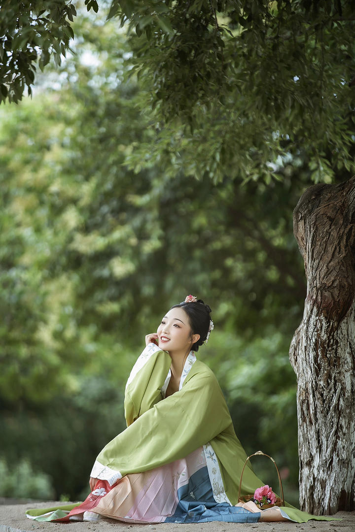 坐在树下的高清唯美古装美女写真图片