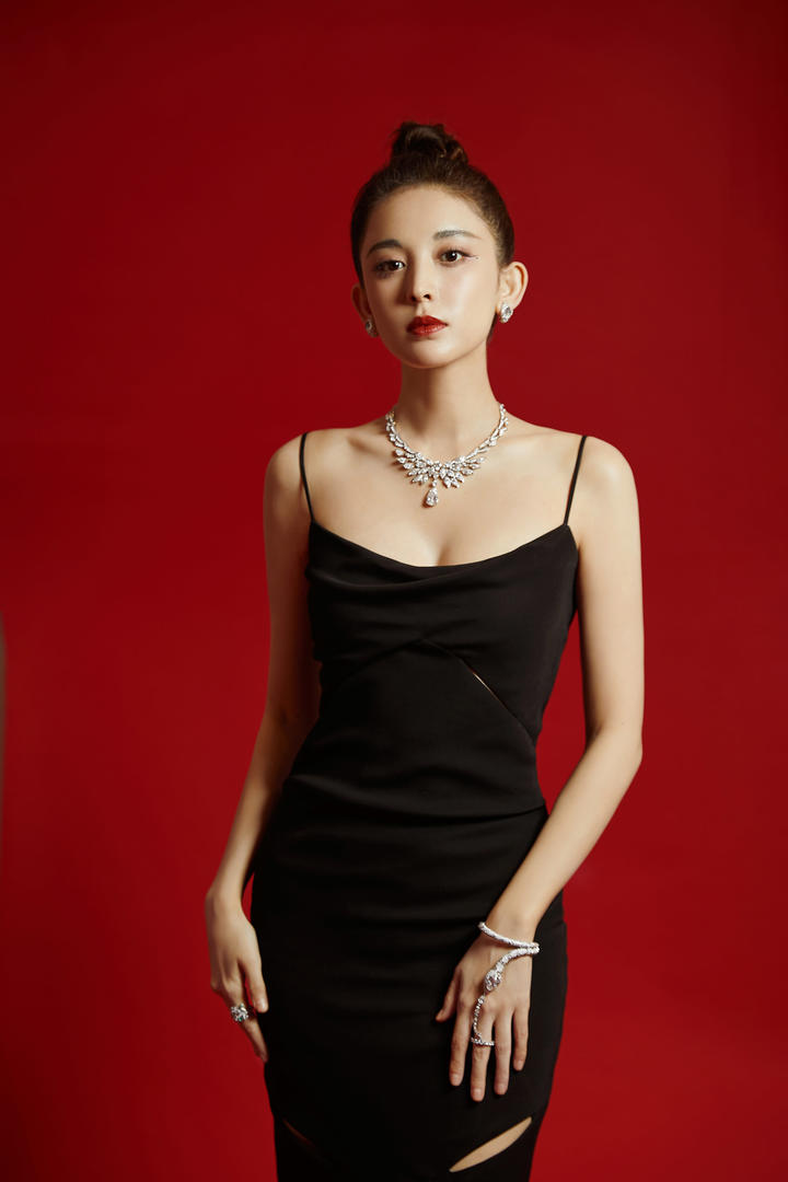 穿着礼服的气质美女明星古力娜扎个人写真图片