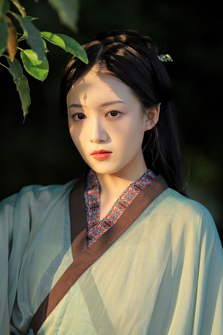 恬静温柔的古装汉服美女壁纸图片