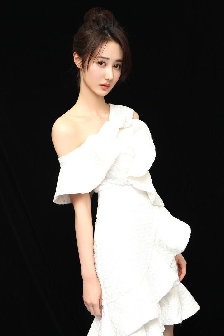 高清白色优雅晚礼服气质美女白皙香肩写真图片