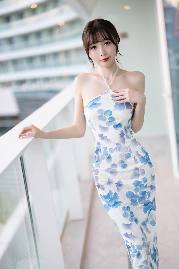 穿青花长裙的气质美女林星阑国模人体艺术壁纸图片