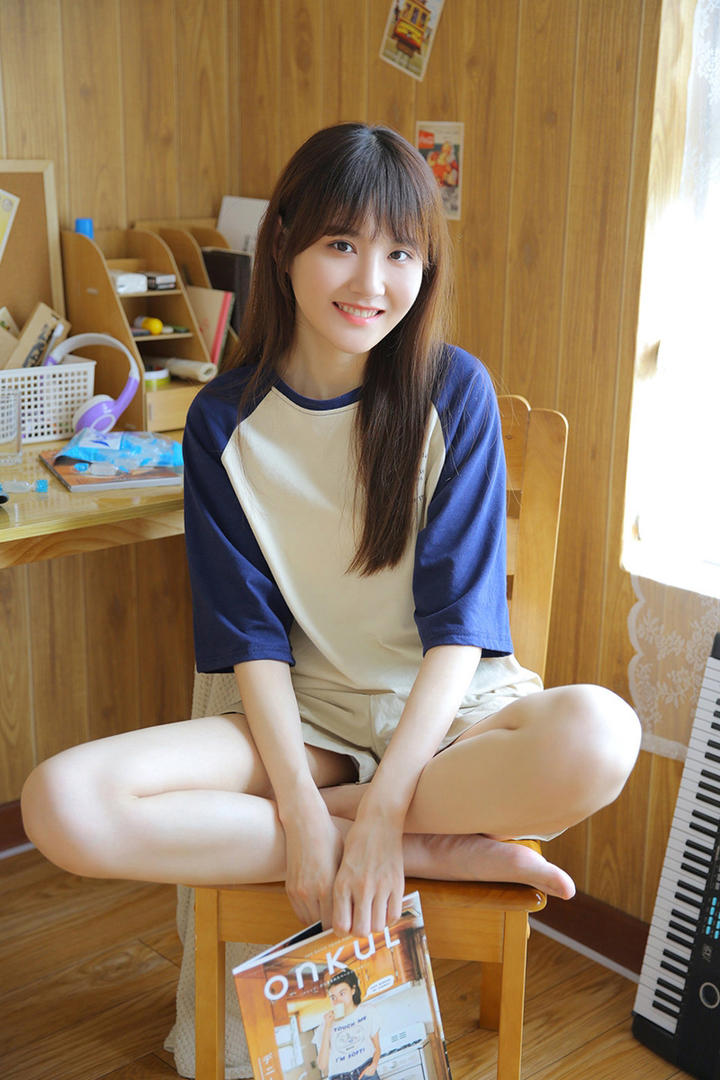 坐在椅子上的清纯美女校花图片