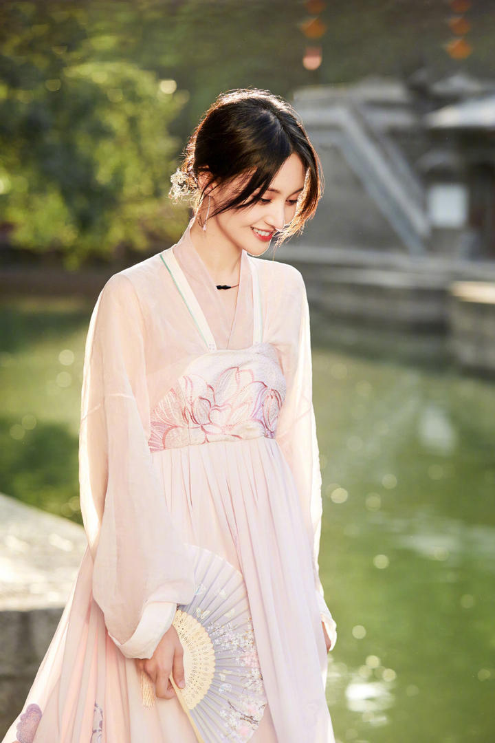 郑爽粉色汉服高清写真图片