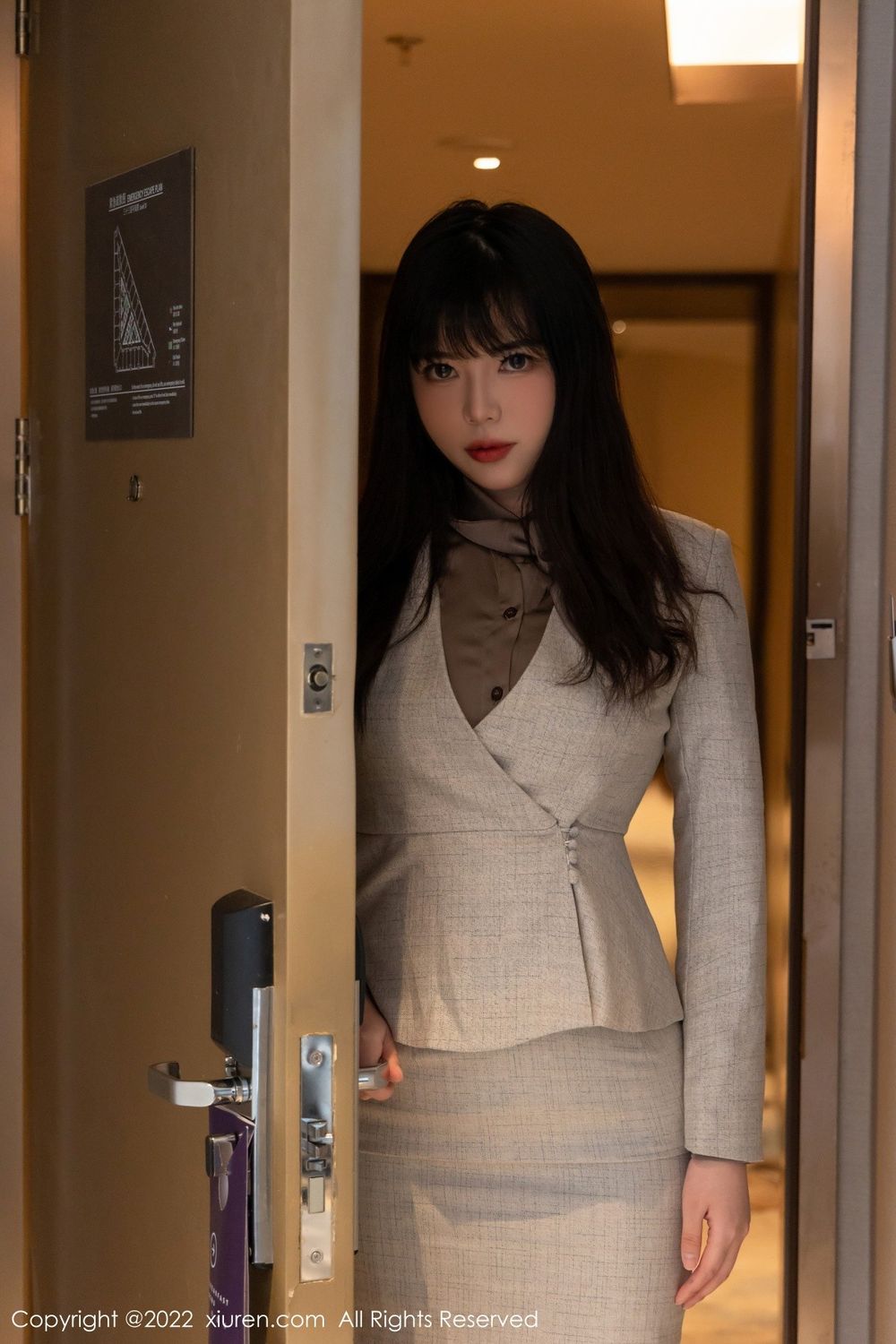 秀人网美女模特Arude薇薇浅灰色上衣搭配短裙系列性感写真