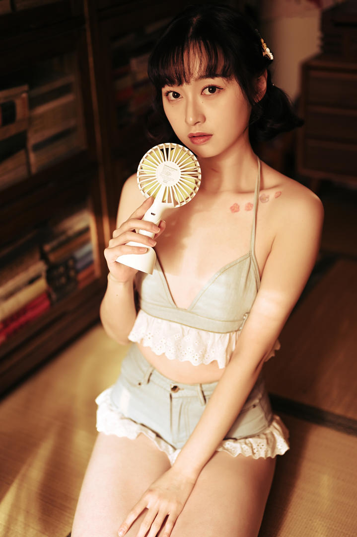 拿着风扇的清纯美女壁纸京京写真图片