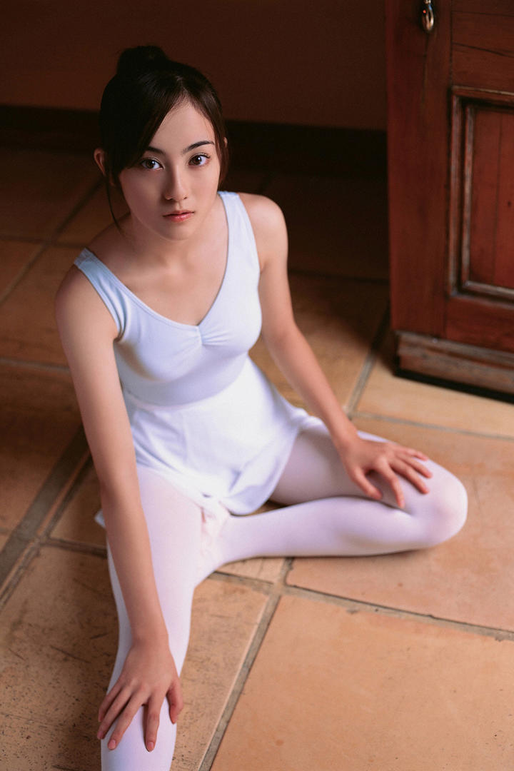 舞蹈系日本美女校花写真图片