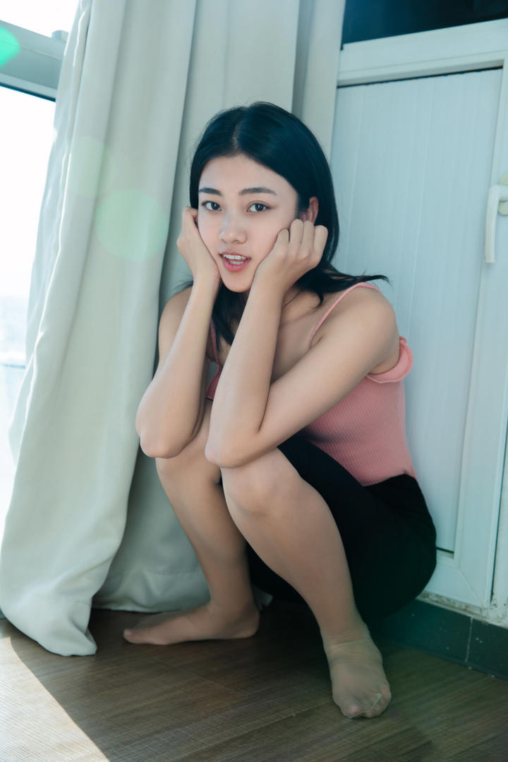 蹲在地上的美女国模人体艺术写真图片
