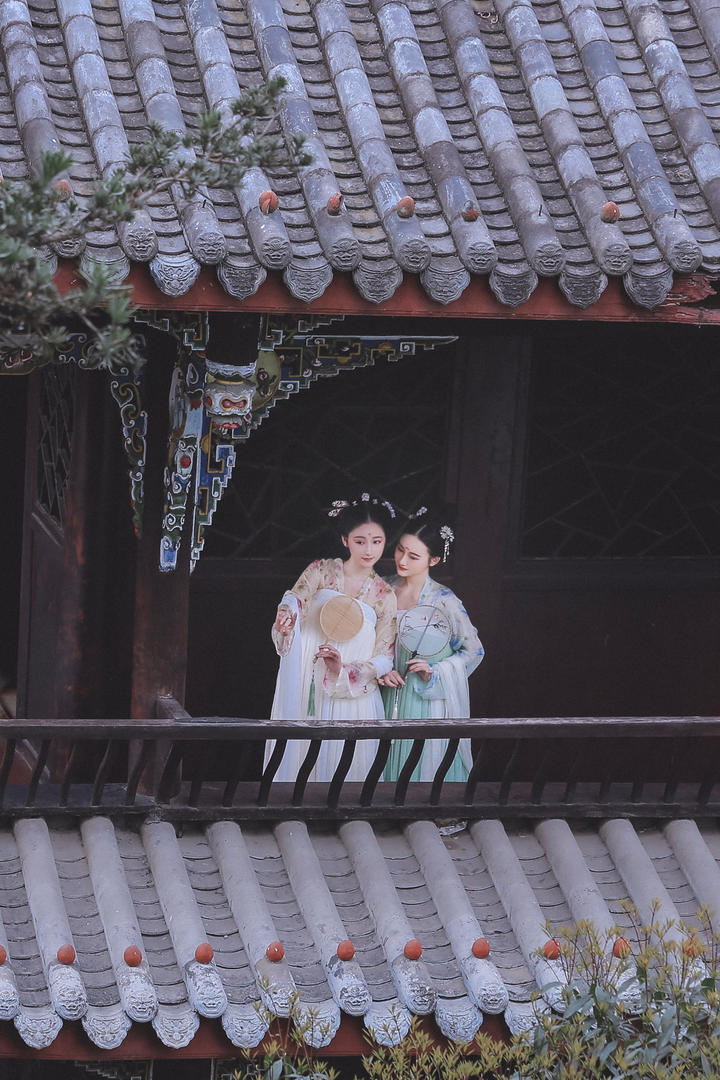 窃窃私语的两个古装美女图片