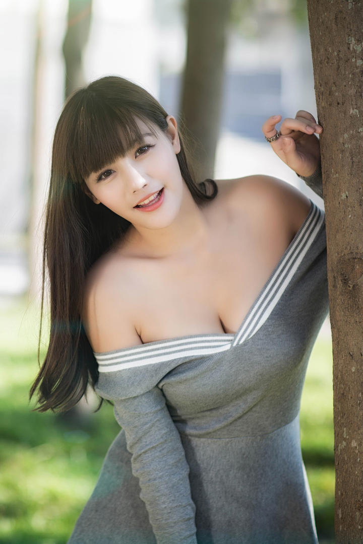 高清户外性感大胸美女图片