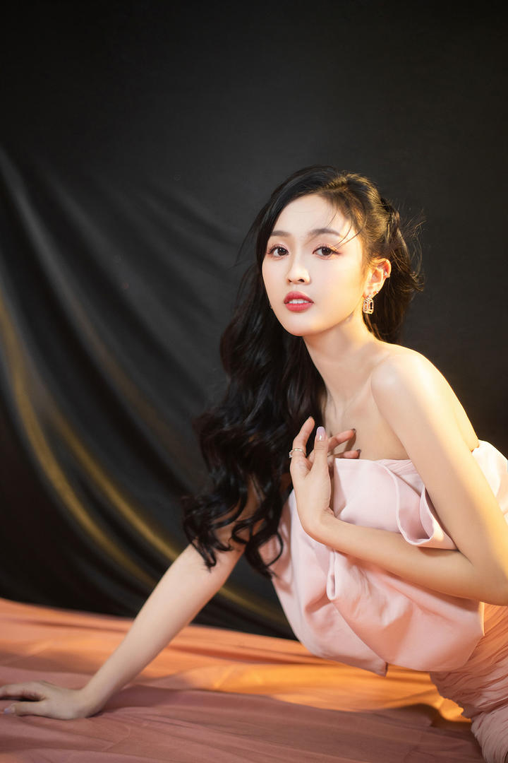气质女明星吴宣仪粉嫩香肩写真图片
