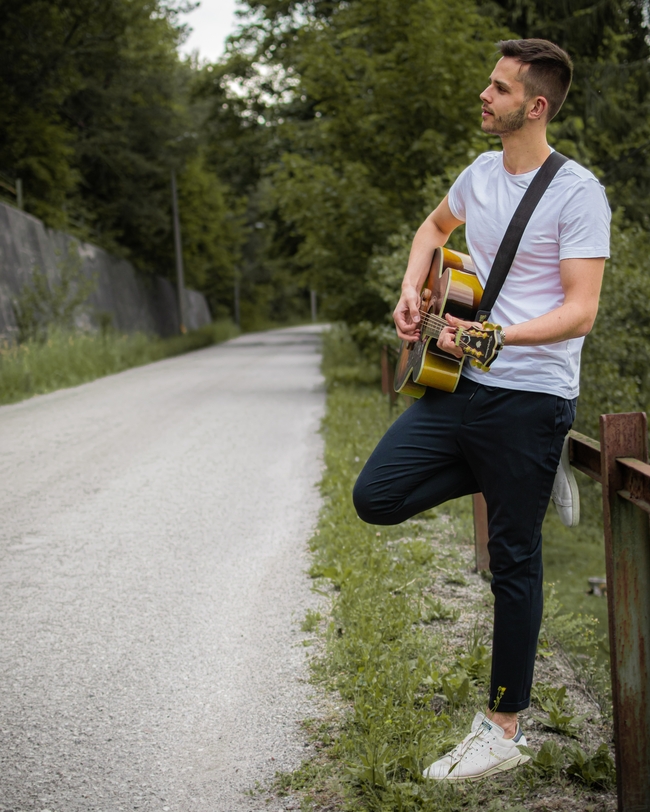 路边吉他弹唱帅哥图片摄影