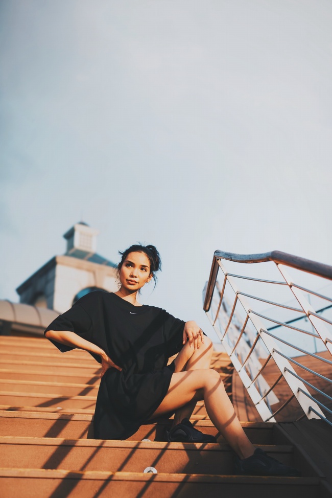 室外美女写真图片