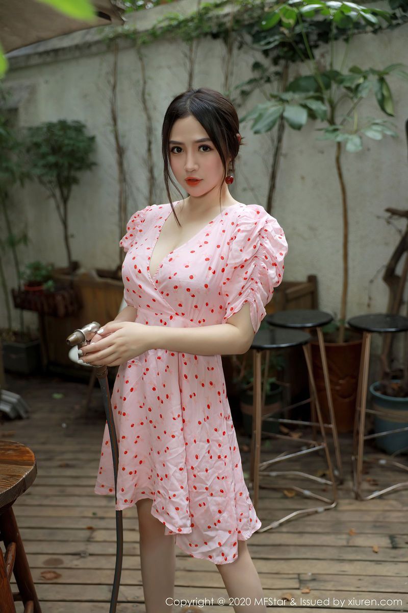 模范学院美女模特徐cake院子小碎花裙子波涛胸涌大理旅拍