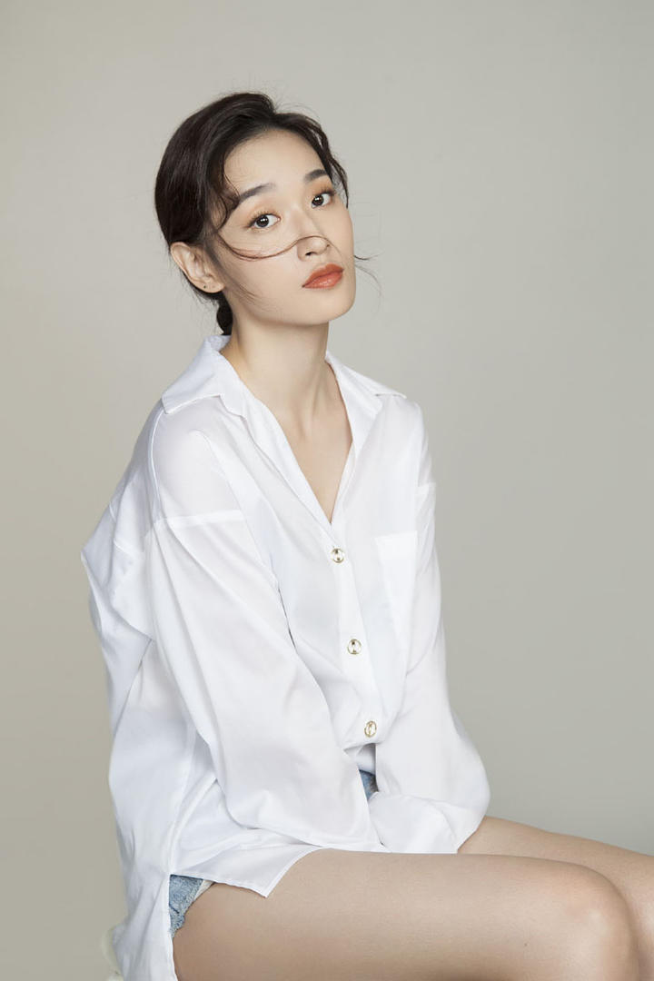 性感女星张馨比高清写真图片