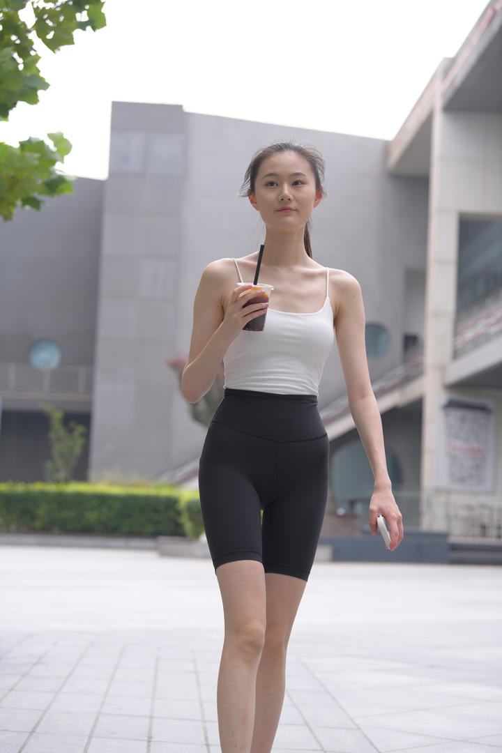 喝咖啡的紧身裤美女国产3A街拍美女大全