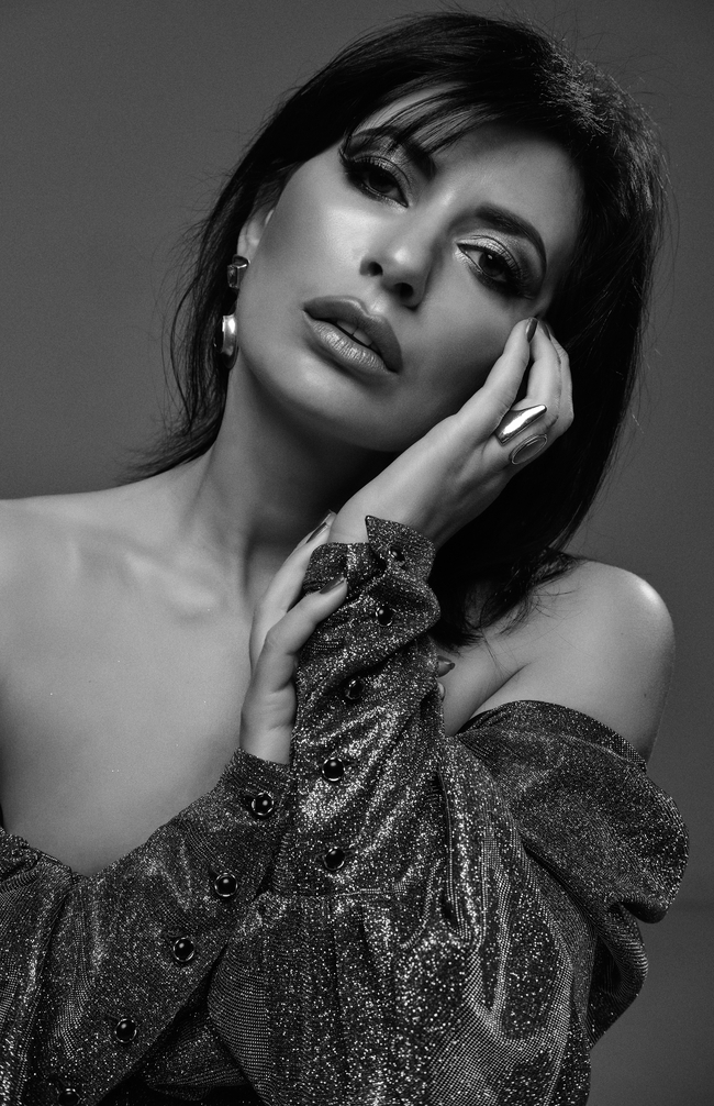 欧美时尚黑白风格美女人像艺术摄影图片