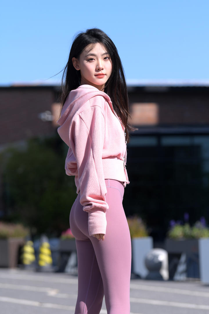 街拍精品清纯紧身裤美女图片大全