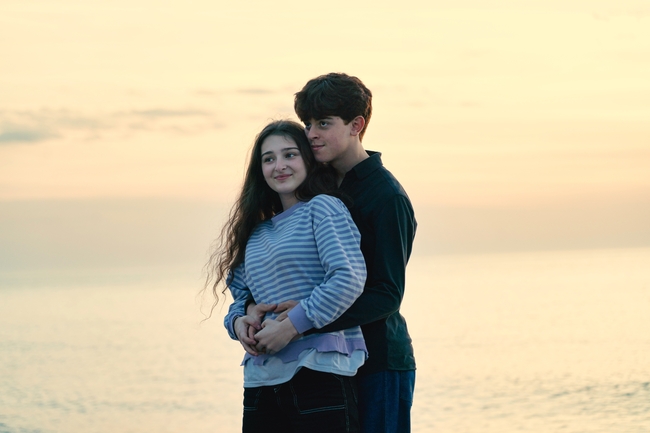 黄昏相拥在一起的情侣图片