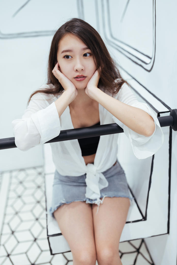 地铁里遇到的高颜值美女超短牛仔裙险些走光