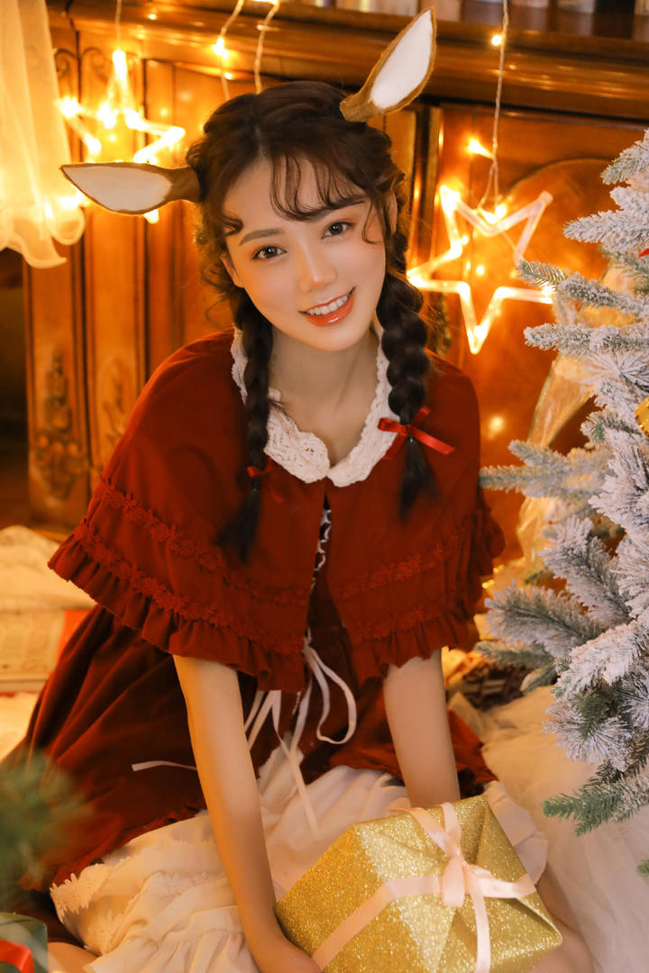 捧着礼物的可爱驯鹿qq女生头像图片大全
