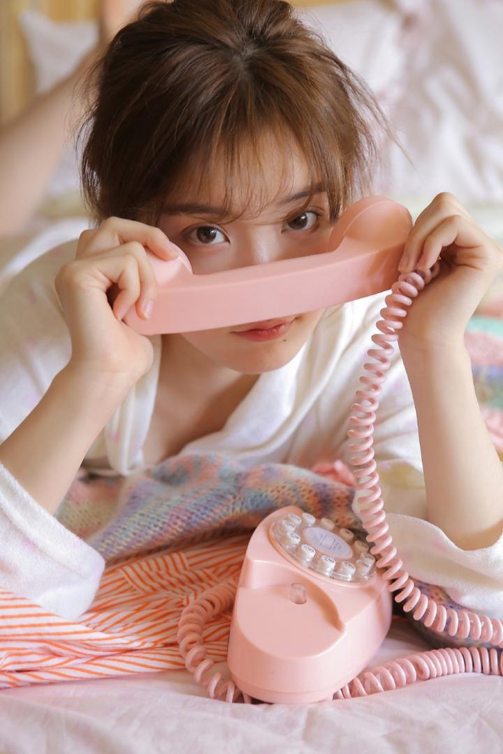 拿着电话的可爱清纯美女主播私房照图片