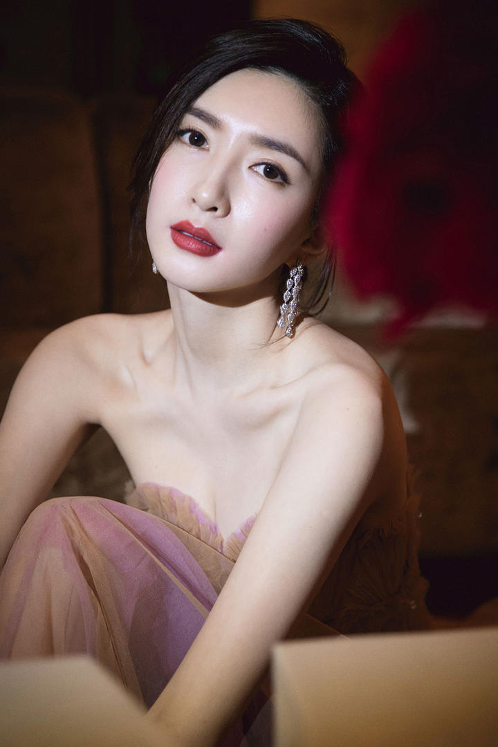 国内知名美女明星江疏影性感锁骨写真图片