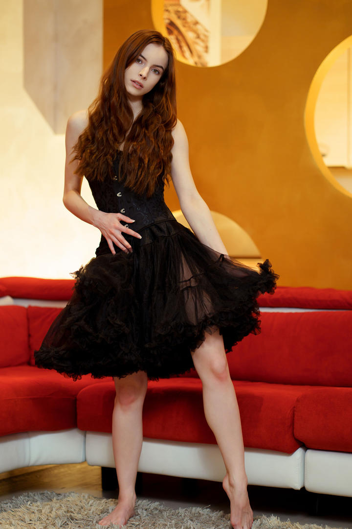 北欧超模美女黑色连衣裙摄影写真图片