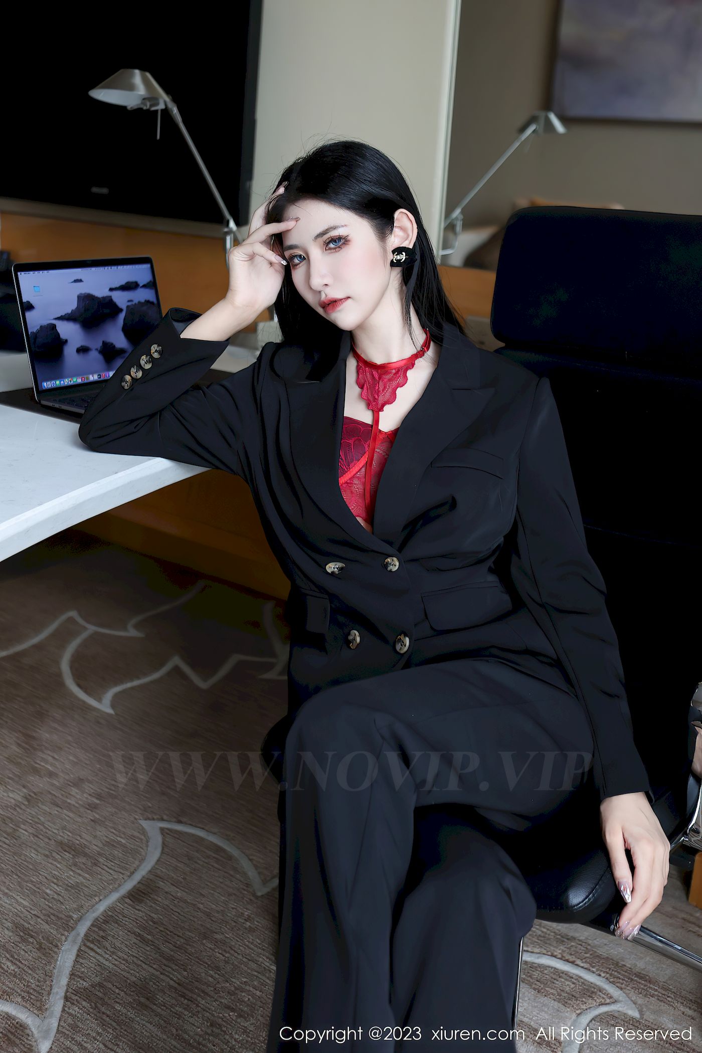 秀人网新人模特依娜Yina深色西服搭配简约长裤首套写真