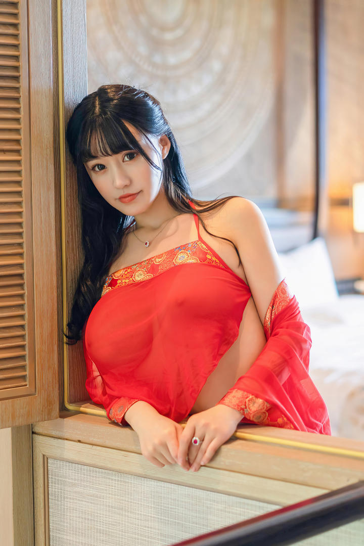 穿着红色肚兜的性感大胸美女图片朱可儿高清美女图片
